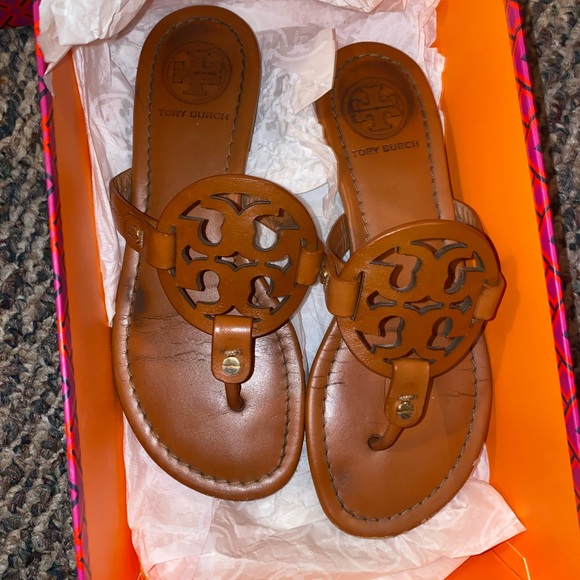 Top 73+ imagen clean tory burch sandals Thptnganamst.edu.vn